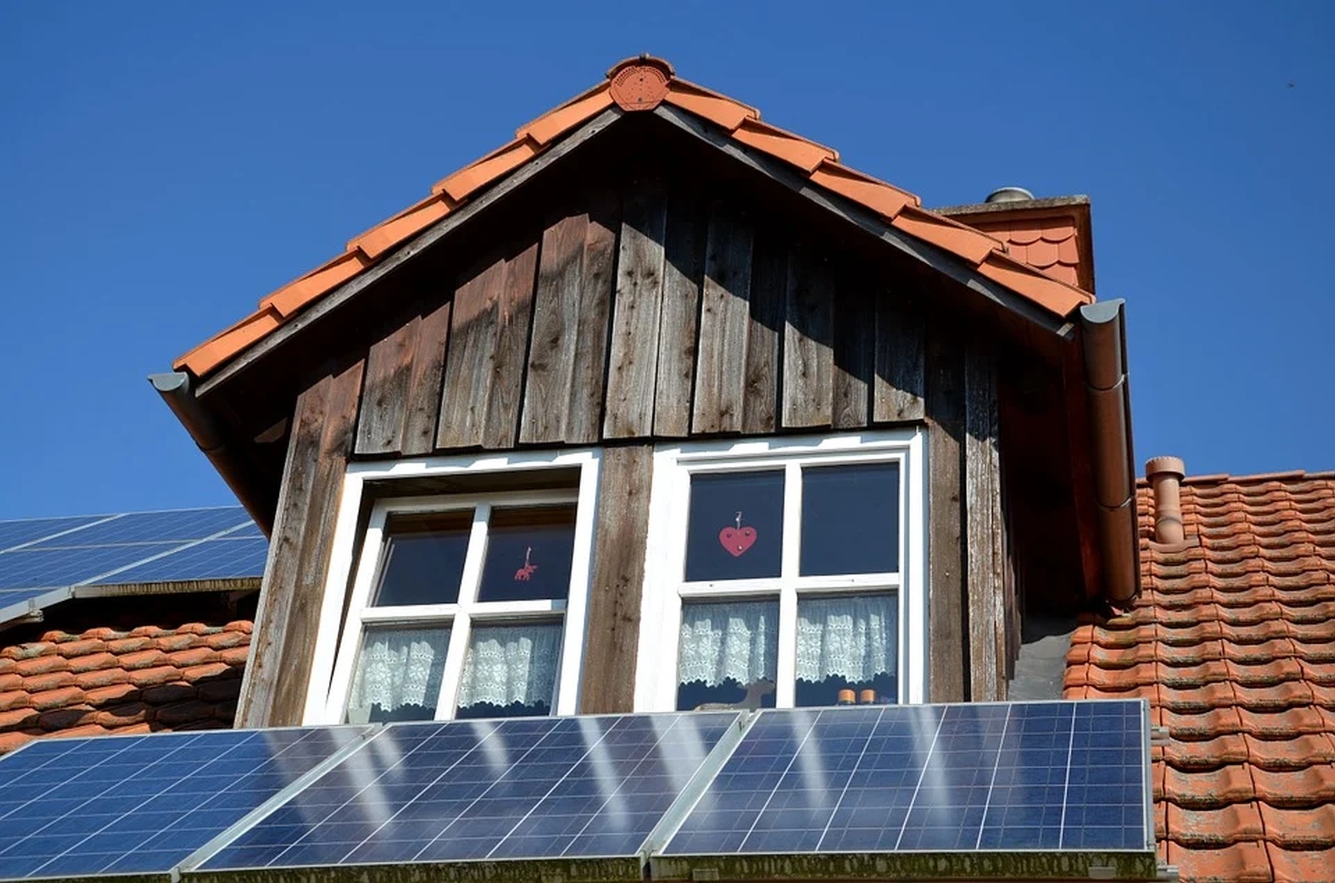Hausdach mit Photovoltaik-Modulen