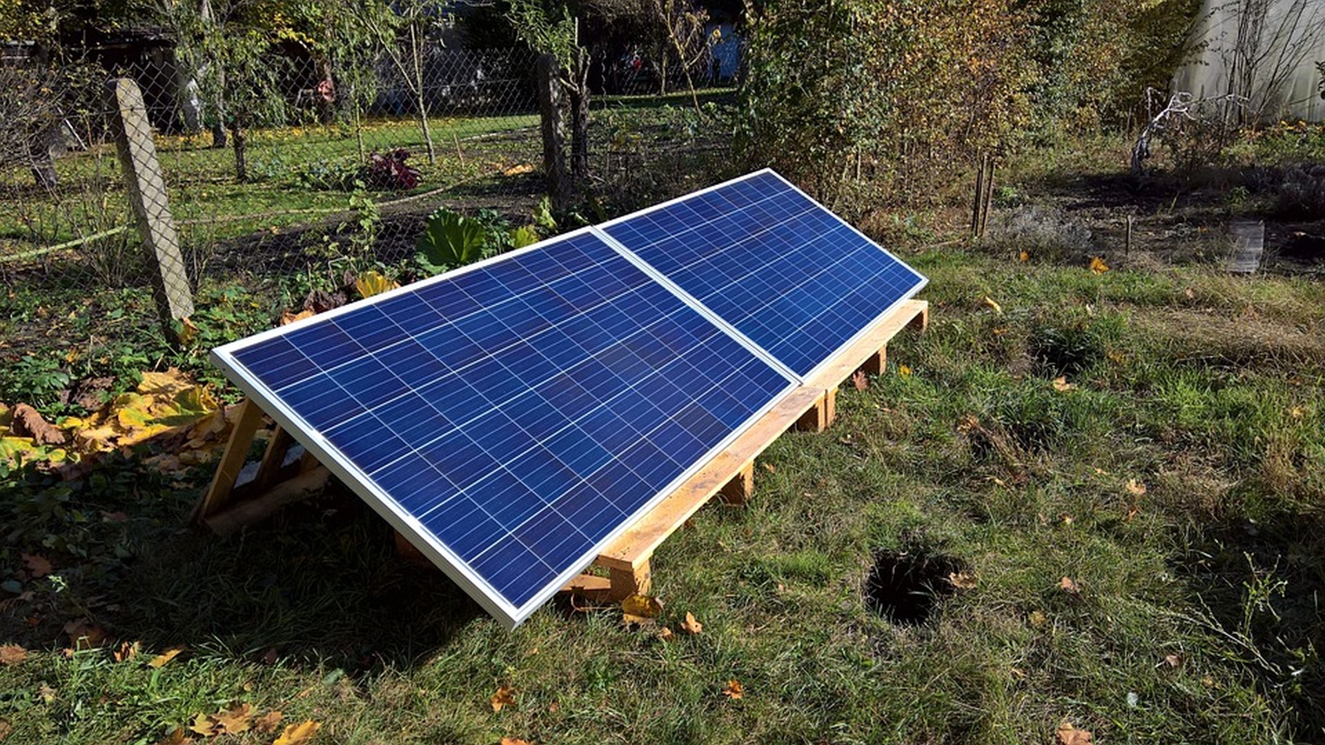 Photovoltaikmodule in einem Garten