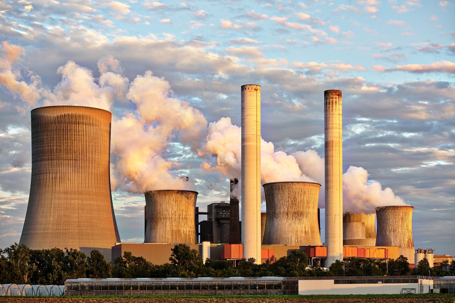 Foto einer Fabrik, die Emissionen ausstößt